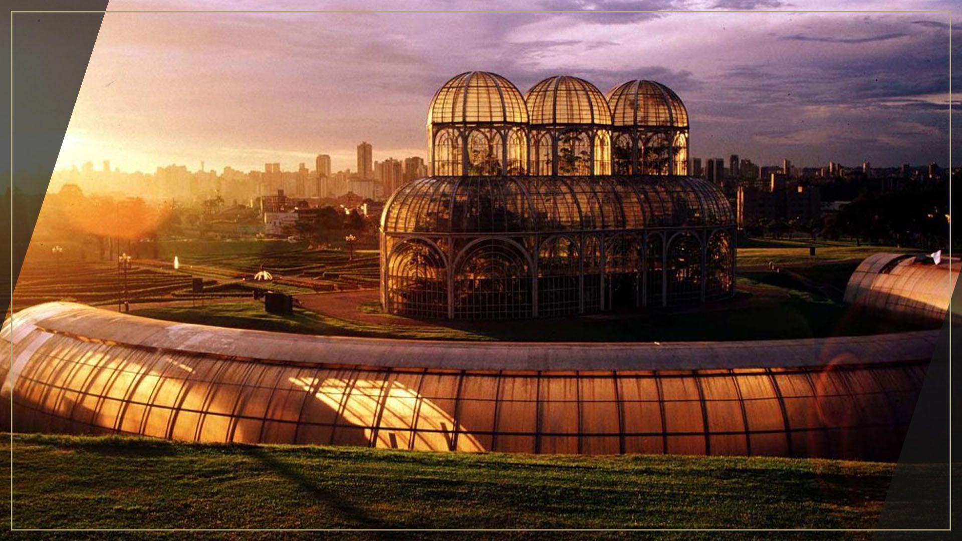 Jardim Botânico de Curitiba iluminado ao entardecer